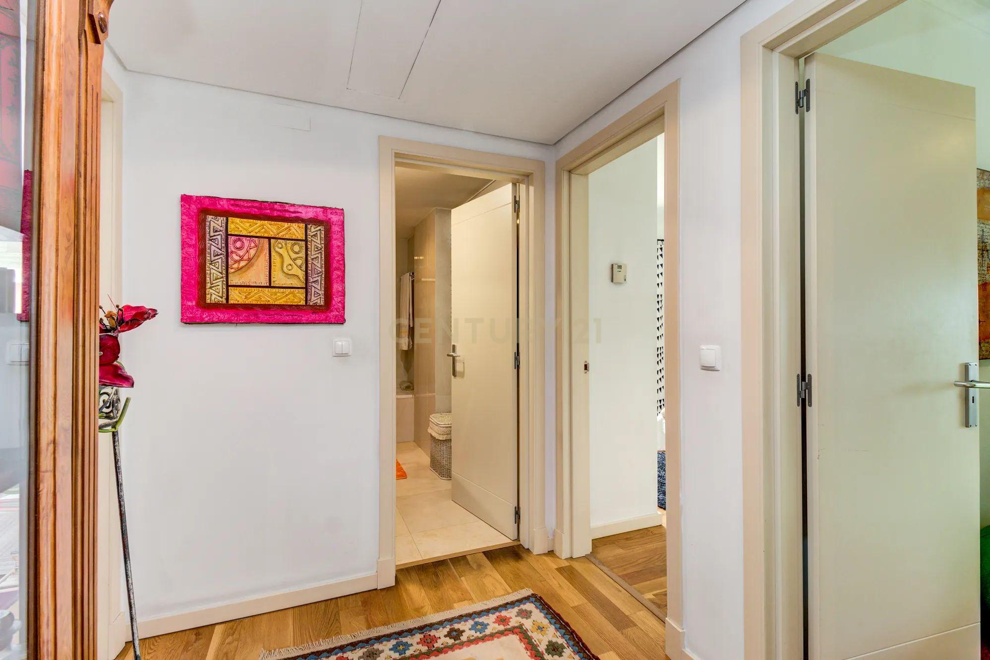Apartamento T4, com 188m2, cozinha equipada e 2 lugares de garagem - Image 22