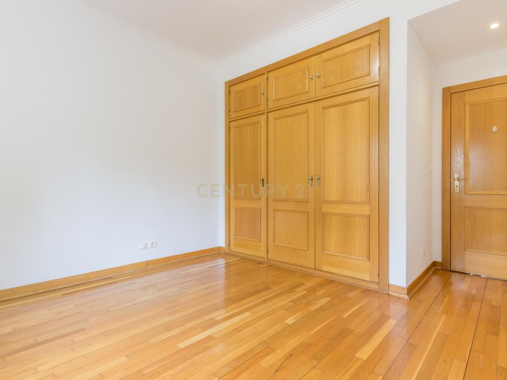 Apartamento T3 em Carnaxide – Arrendamento em Condomínio Privado - Image 22