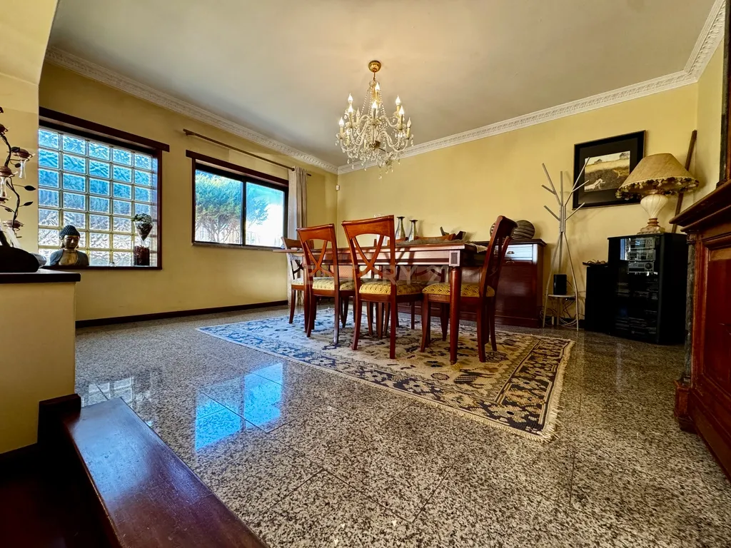 Moradia T4 de quatro frentes com piscina e vista mar | Mindelo - Image 12