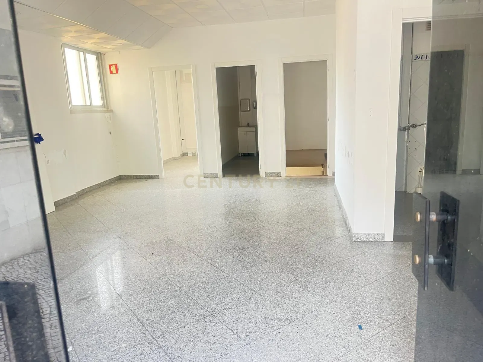 Fotografia 3 de Loja em Benfica, Lisboa - 188m² com 3 casas de banho.