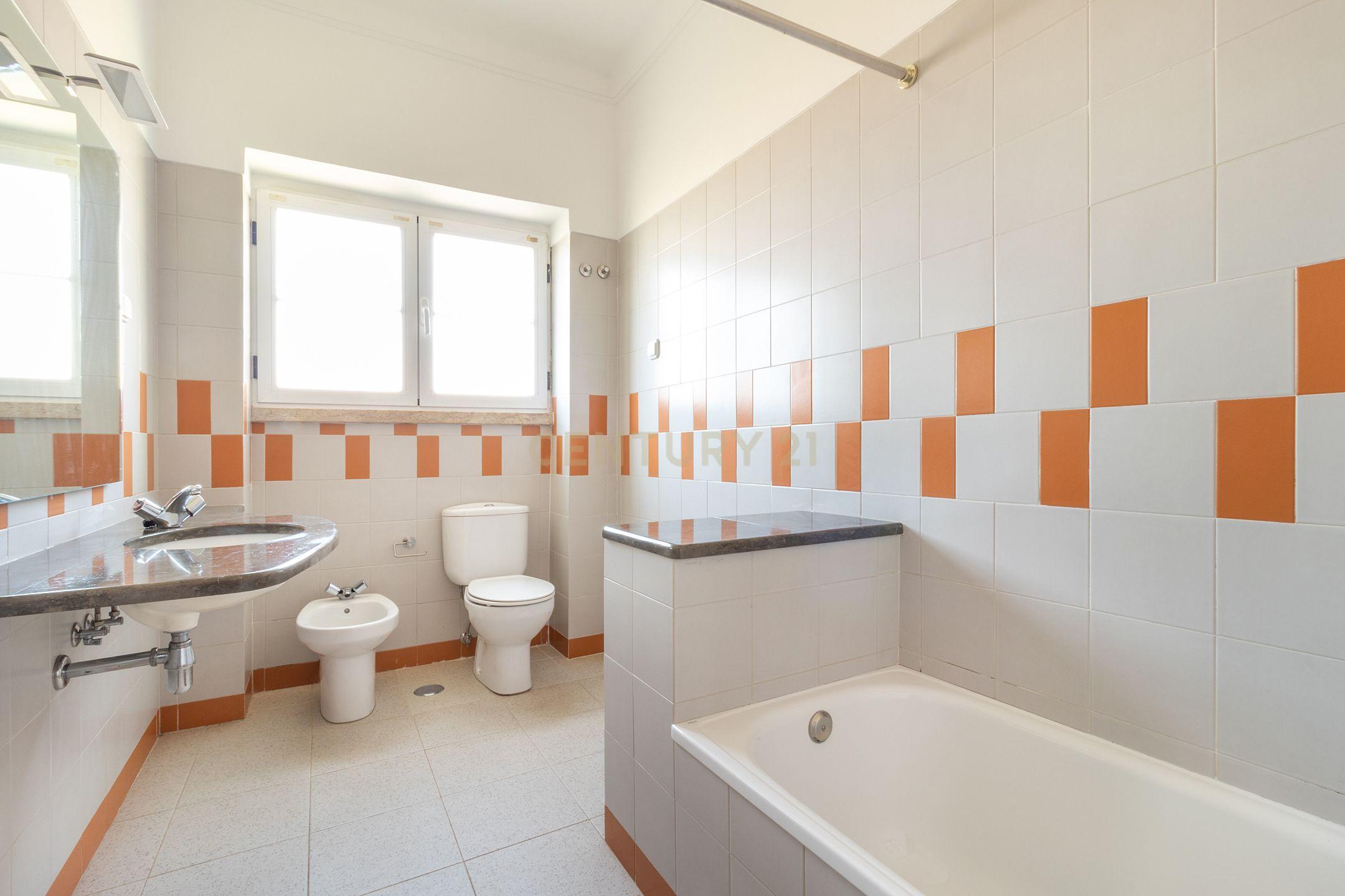 Fotografia 12 de Apartamento T4 renovado, Bairro de São Miguel, Alvalade, Lisboa. Para Arrendar!
