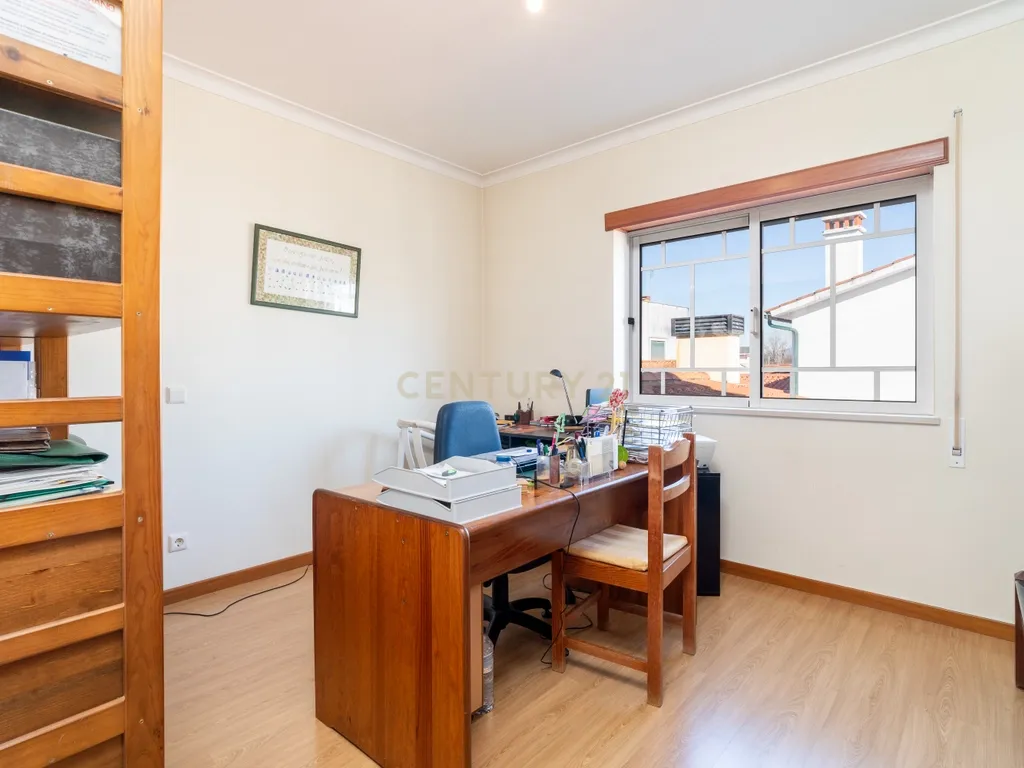 Moradia T4 com sótão versátil e excelentes acessos – uma oportunidade única - Image 18