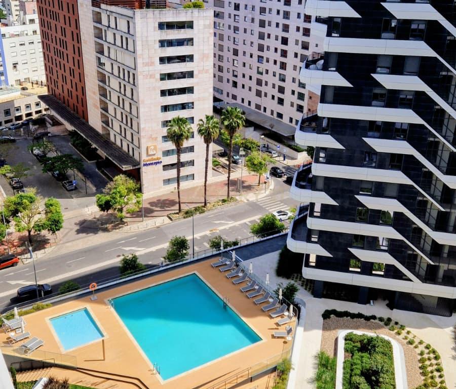 T1 no 11 andar: arrecadação e estacionamento no condomínio Distrikt, Parque das Nações - Image 1