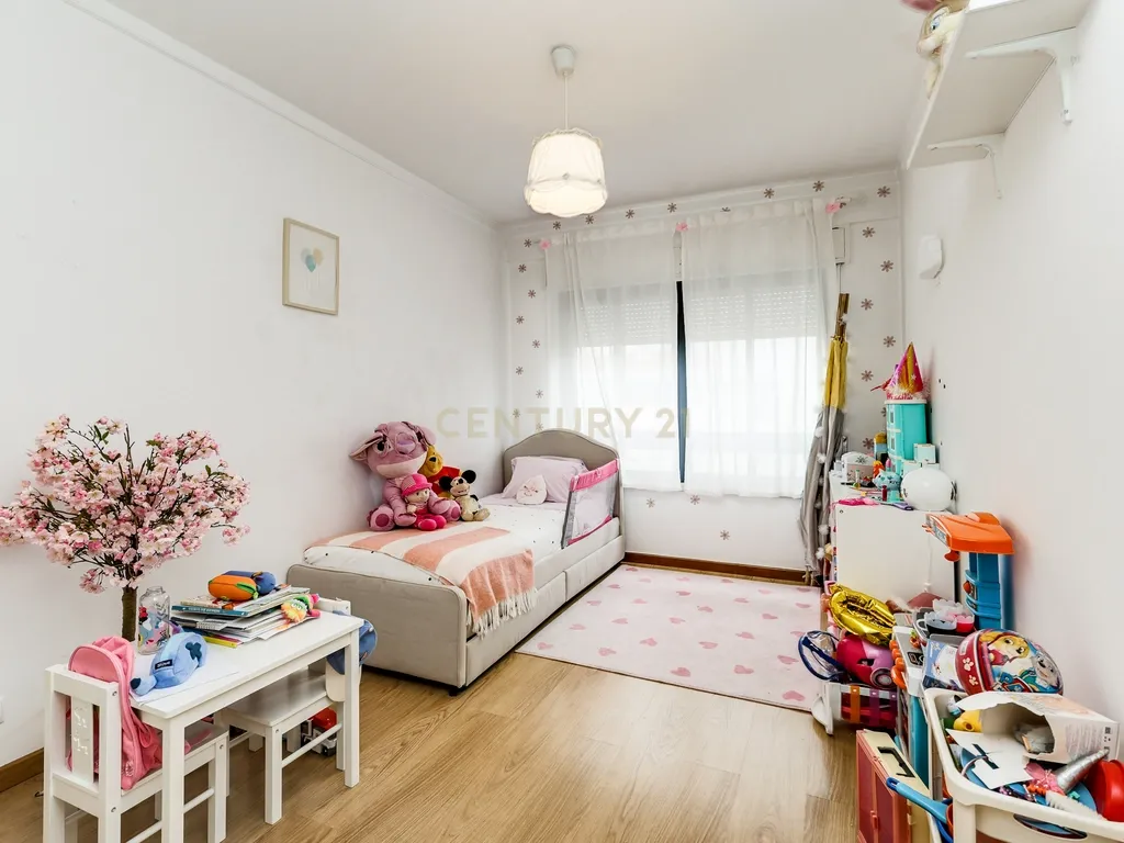 Apartamento T3 com lugar de garagem e arrecadação, situado em Benfica. - Image 14