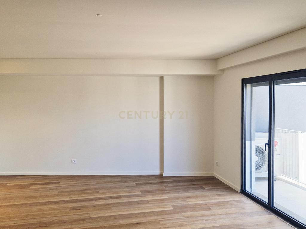 Alta de Lisboa, T3 - NOVO, 3 casas de banho e 2 lugares de garagem - Image 3