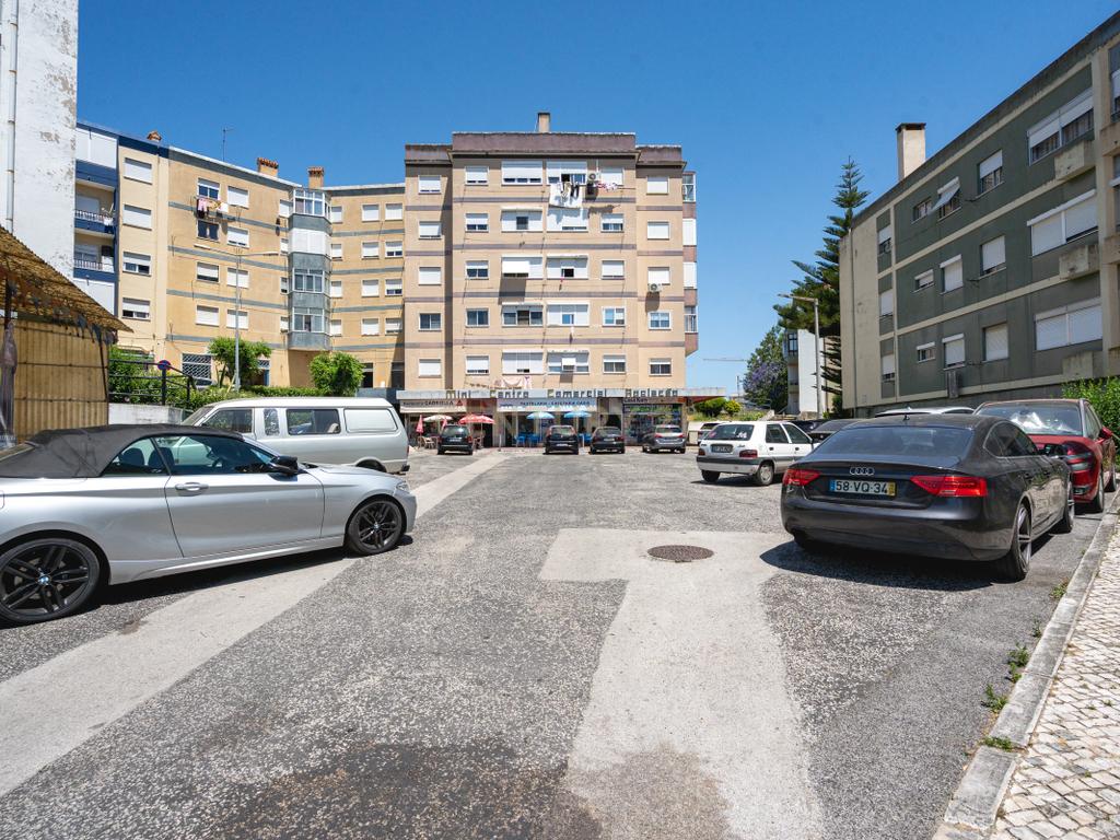 T2 Luminoso na Vila da Apelação – Espaço, Conforto e Potencial - Image 24