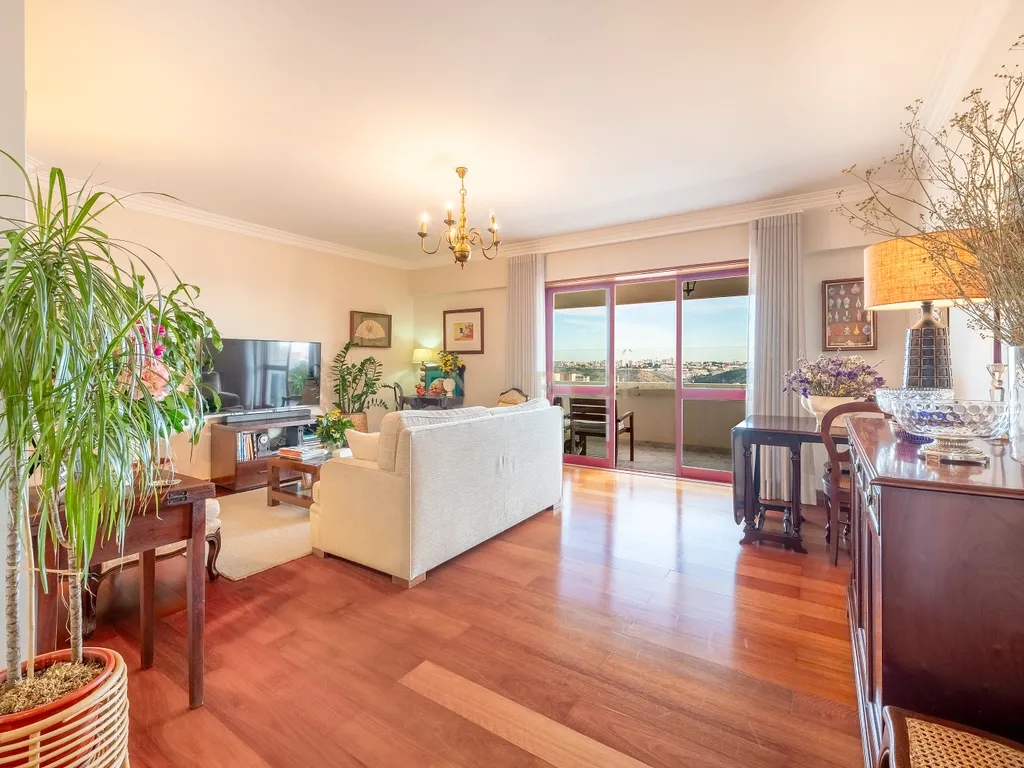 Apartamento T3, com Box de 85 m2 e Arrecadação em Odivelas - Image 4
