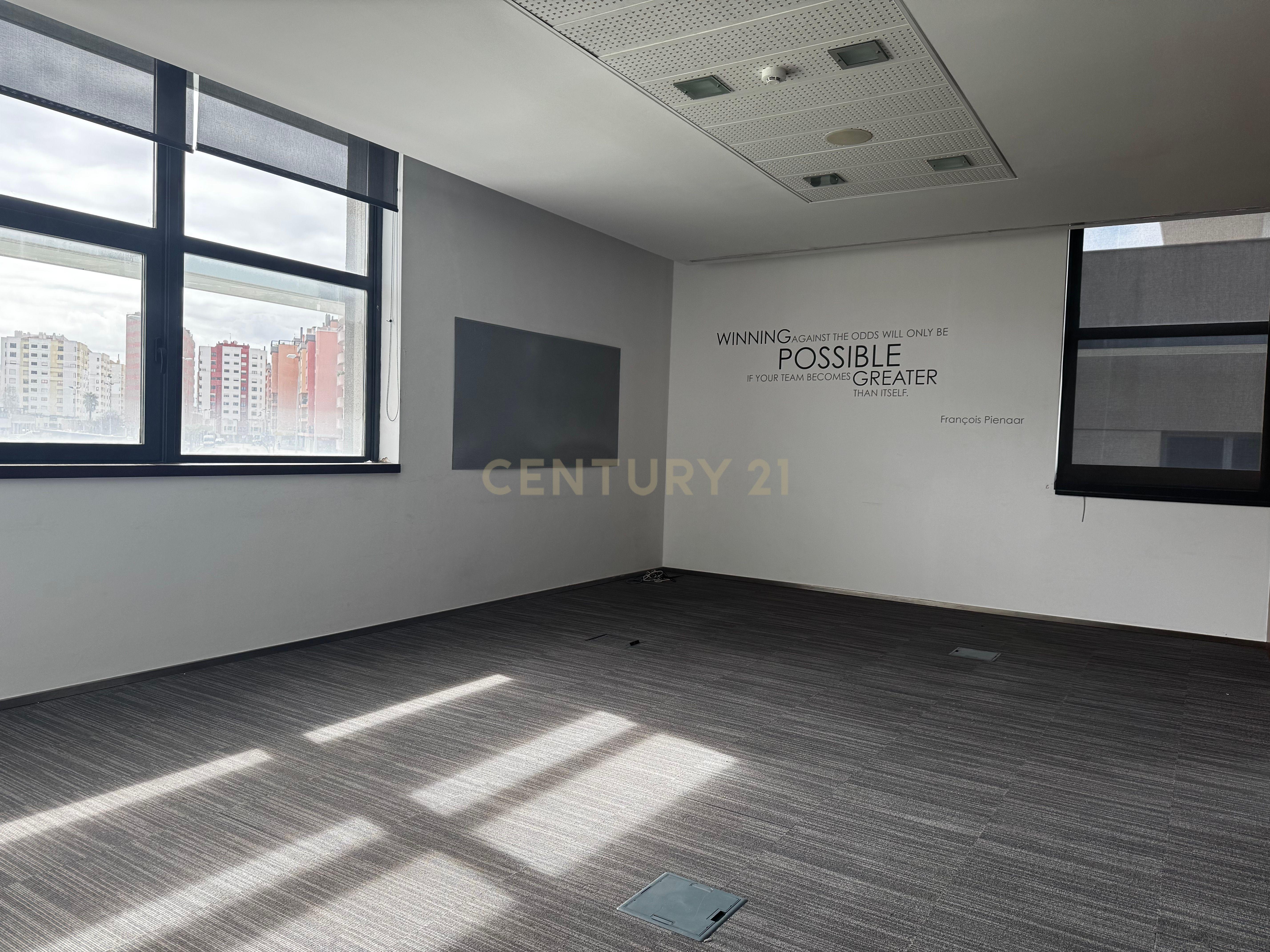 Escritório para Arrendamento no Pólo Técnico de Telheiras – 251 m² | 6 Salas | 5 Estacionamentos - Image 9