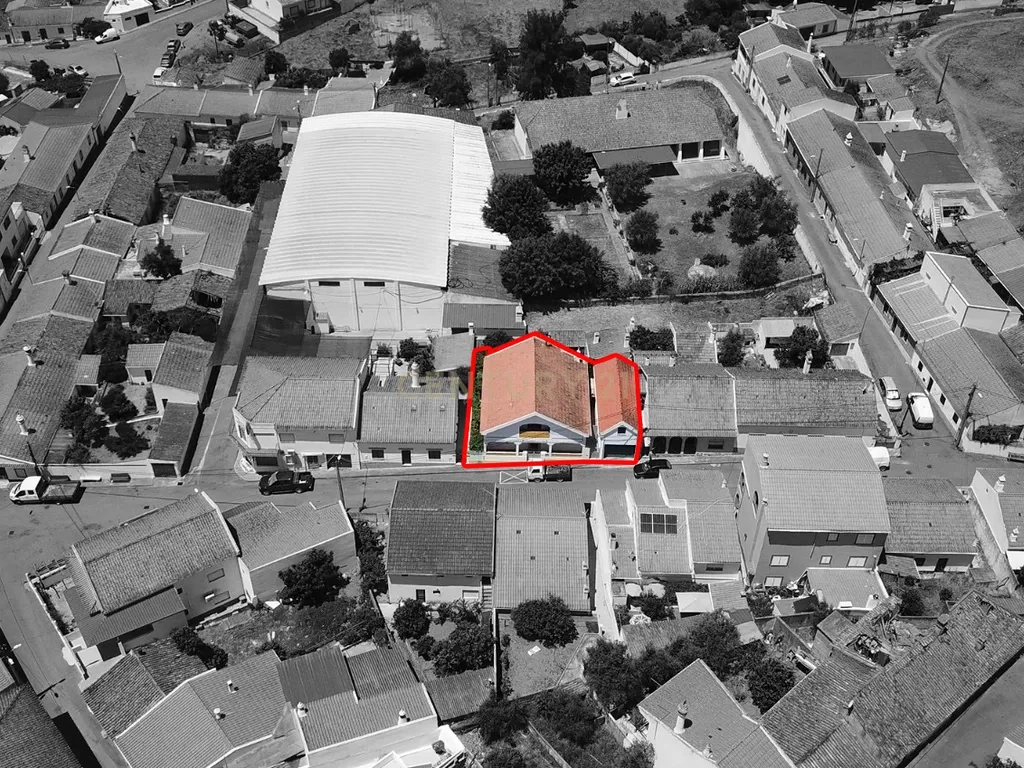 MORADIA T4+1 COM GARAGEM, POÇO, FURO, E POTENCIAL DE RENTABILIDADE - Image 32