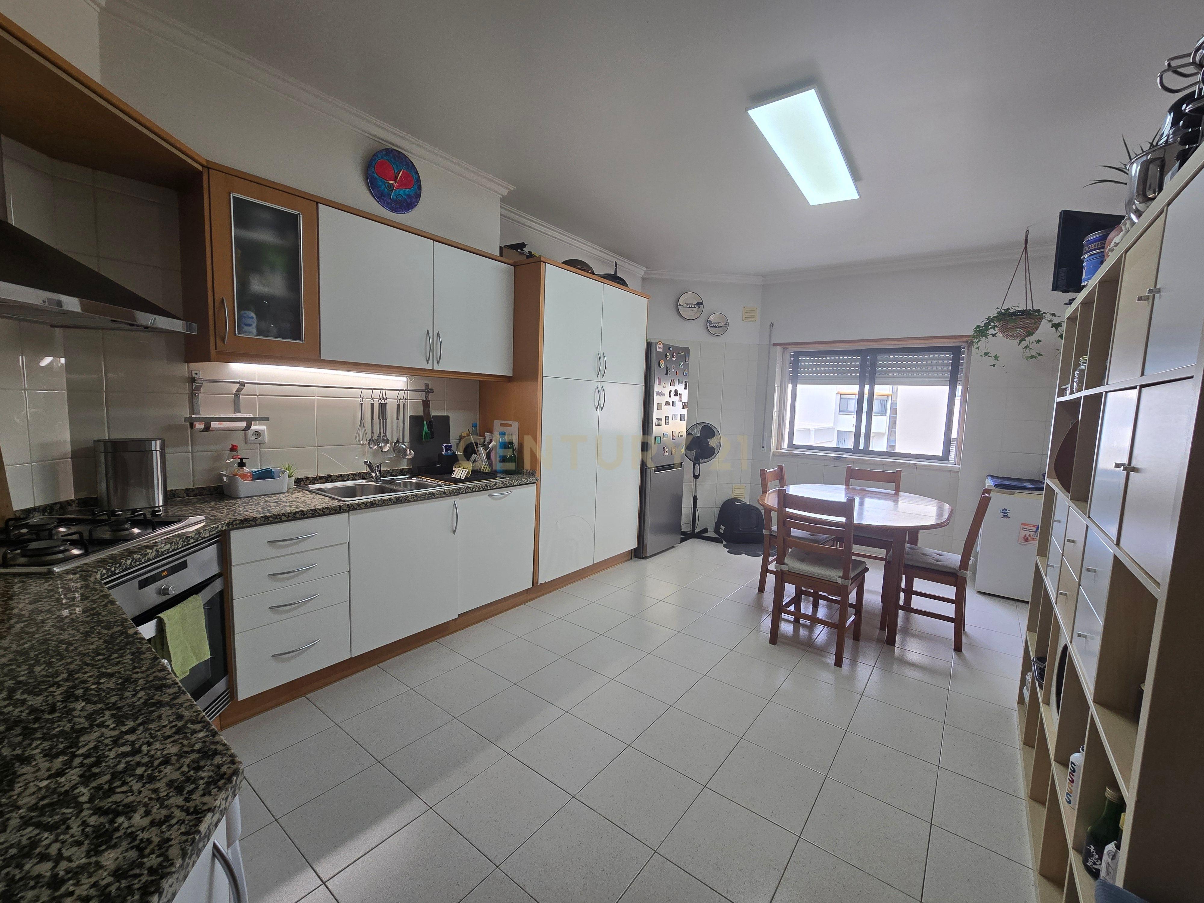 Fotografia 8 de Apartamento T3 com Excelentes Áreas e Garagem na Urbanização Moinho do Guizo – Mina de Água, Amadora