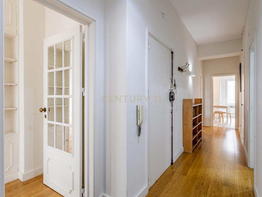 Apartamento T2 renovado, com estacionamento e elevador, em Campo de Ourique, Lisboa - Image 18