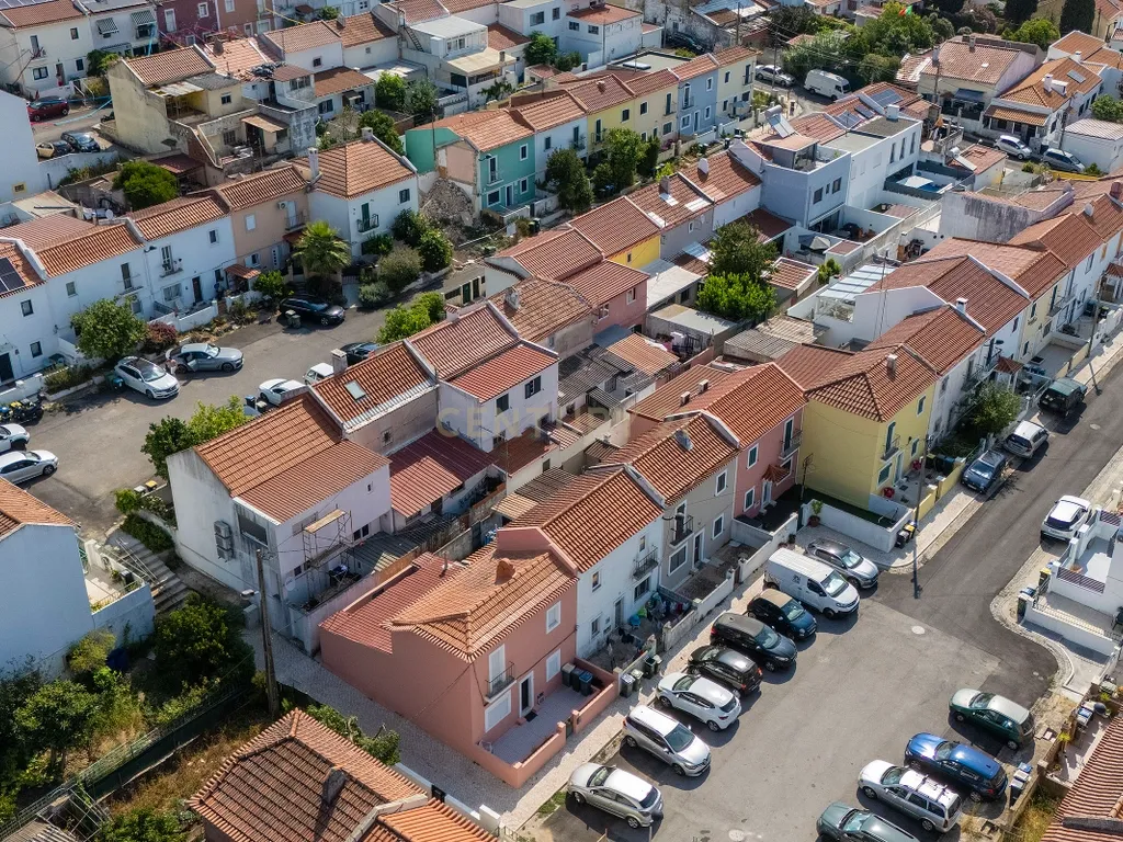 Moradia T3 com Quintal e Alto Potencial no Caramão da Ajuda, Lisboa - Image 20