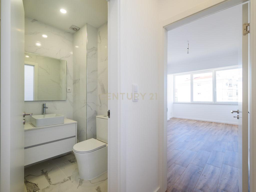 T2 Totalmente Renovado em Mem Martins, Excelente Localização - Image 25