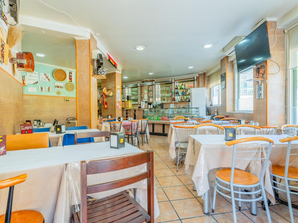 Trespasse Café/Restaurante no Centro da Amadora – Oportunidade Imperdível! - Image 1