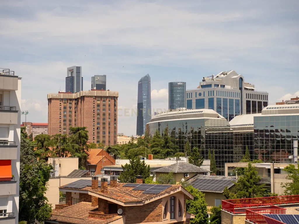 EXCLUSIVO APARTAMENTO EM URBANIZAÇÃO COM JARDIM E PISCINA - Image 13