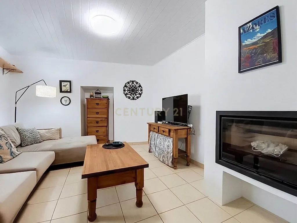 Moradia T2 no Centro da Vila do Nordeste | Jardim e Excelente Potencial de Investimento - Image 11