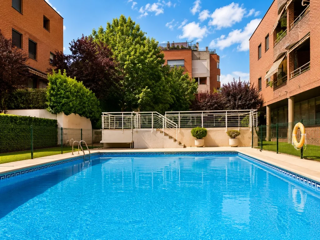 Apartamento familiar de 4 quartos junto à Avenida de Europa, com varanda, piscina e jardim comunitário - Image 23
