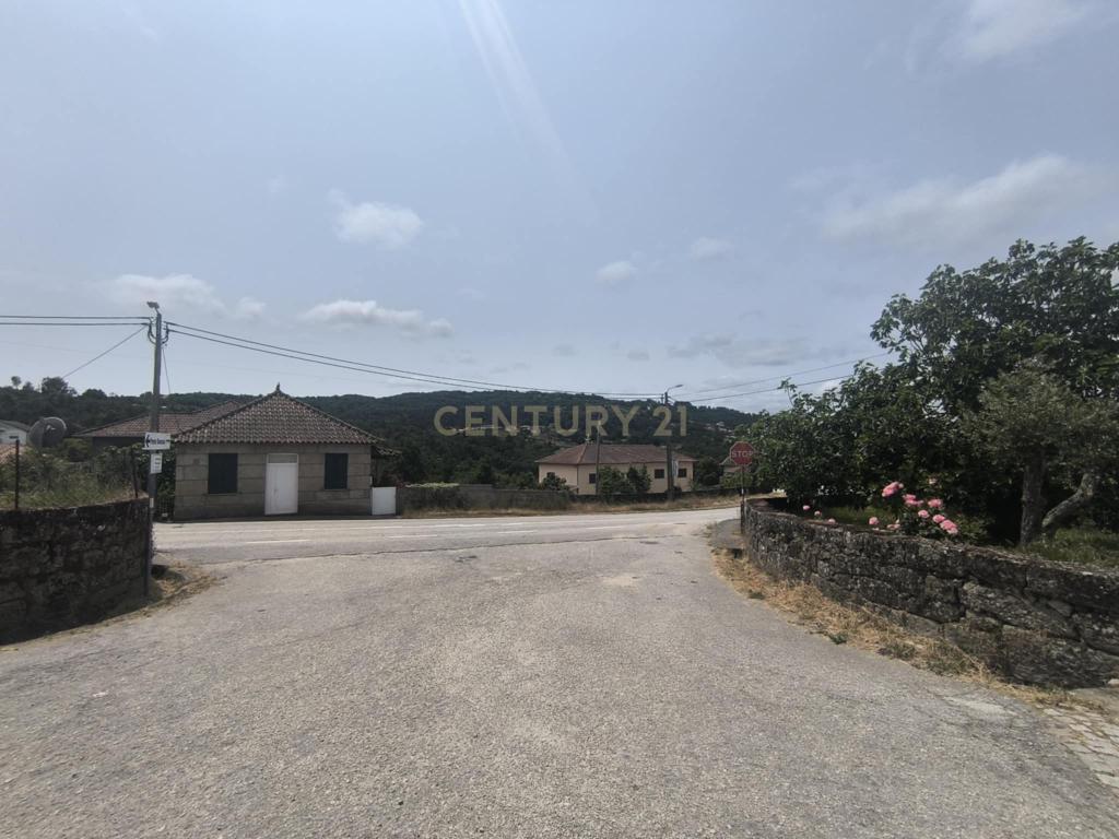 Casas prontas a habitar com terreno, arvores de fruto, forno e água própria. - Image 8