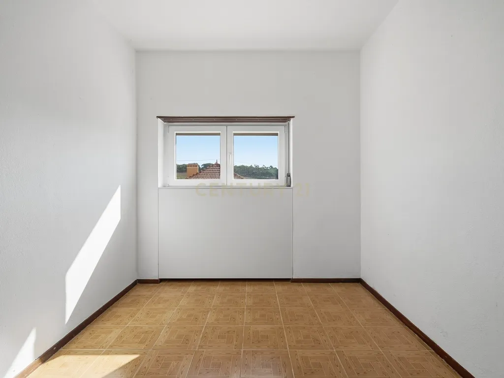 Moradia T7 de dois pisos com garagem, jardim e anexos | Terreno 894 m² na Paz em Mafra - Image 36