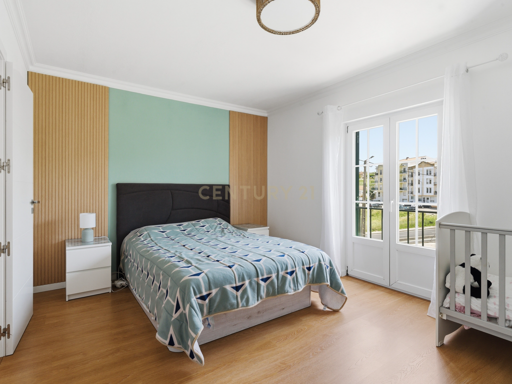 Moradia remodelada T2+1 no centro de Mafra, com pátio e churrasqueira. - Image 16