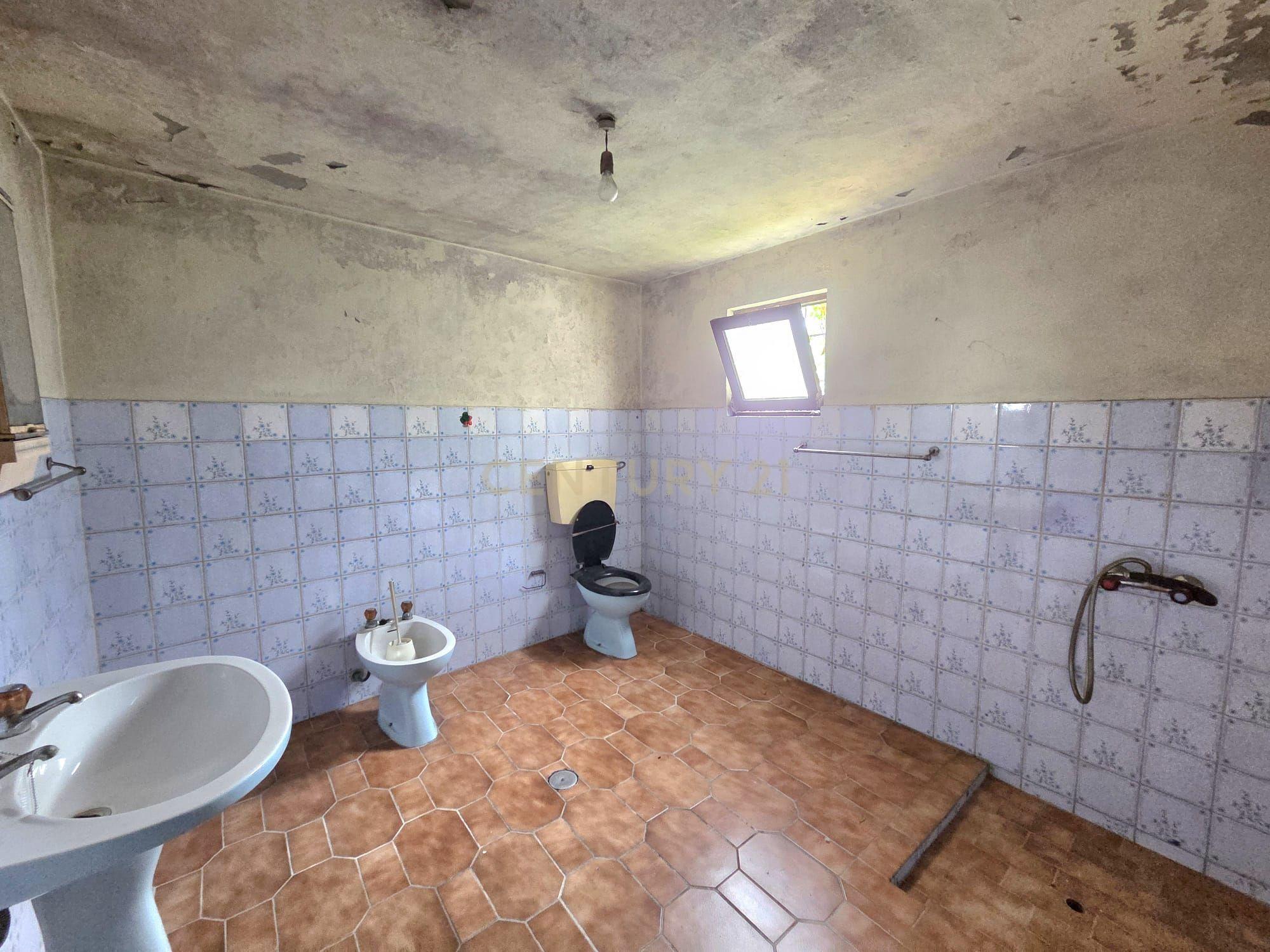 Fotografia 10 de Moradia T2 Térrea com Potencial para T3 | Terreno com Cerca de 1.000 m² | Próxima do Centro do Louriçal