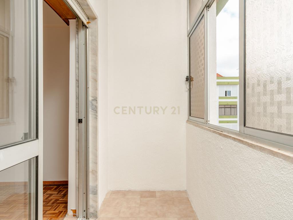 Apartamento T2 em Corroios, Seixal - Oportunidade Única! - Image 11