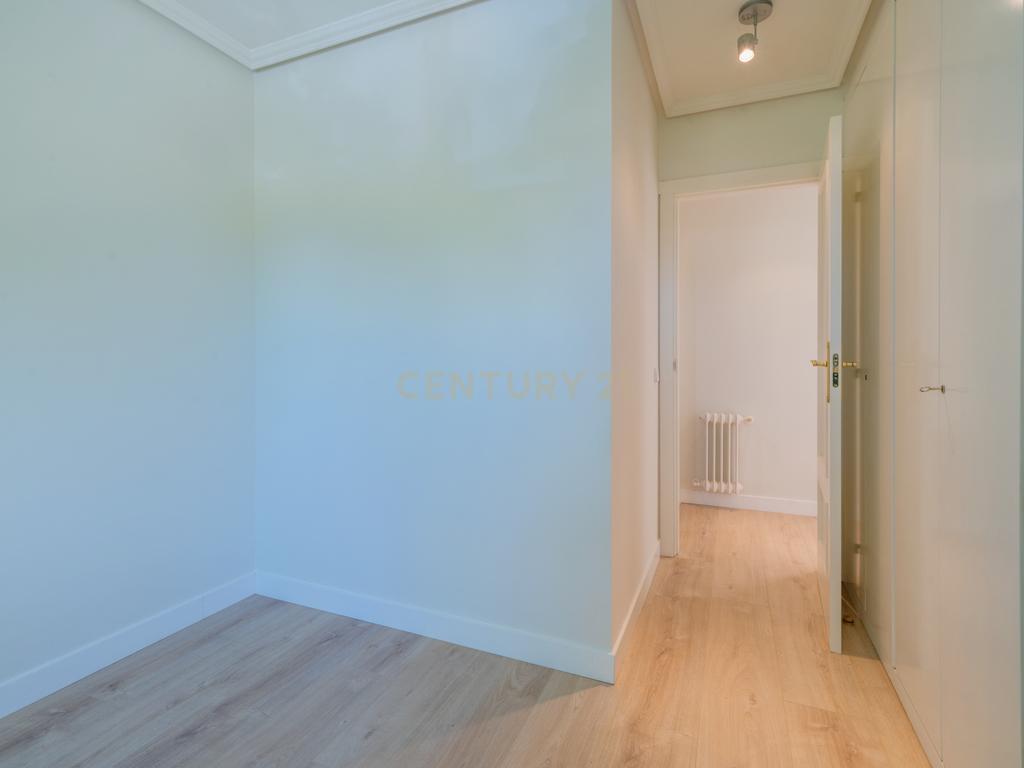 Chalet adosado con jardín en calle Unicornio, Aravaca - Image 25