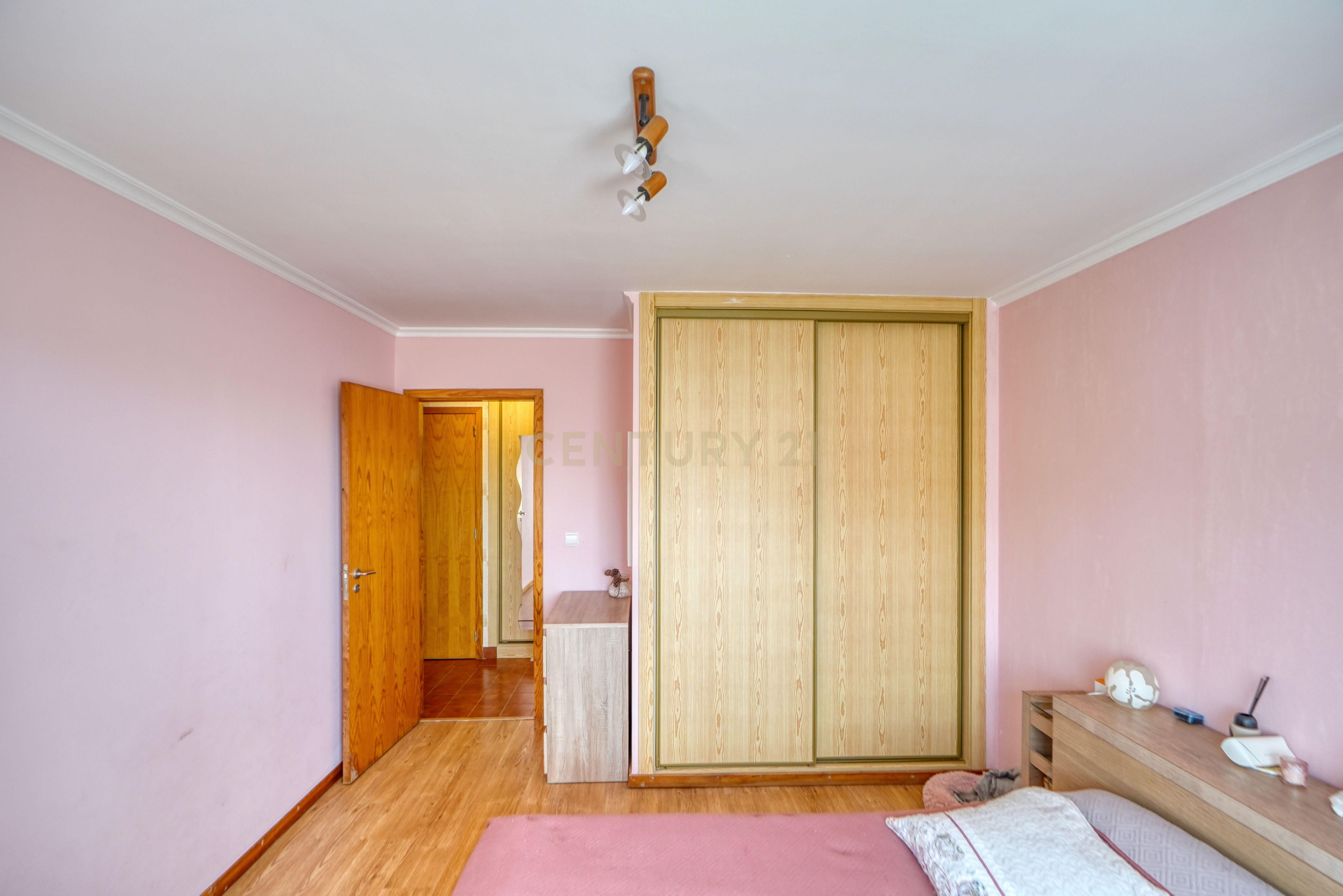 Apartamento T1 com Áreas Generosas e Vista Mar. Único!! - Image 14