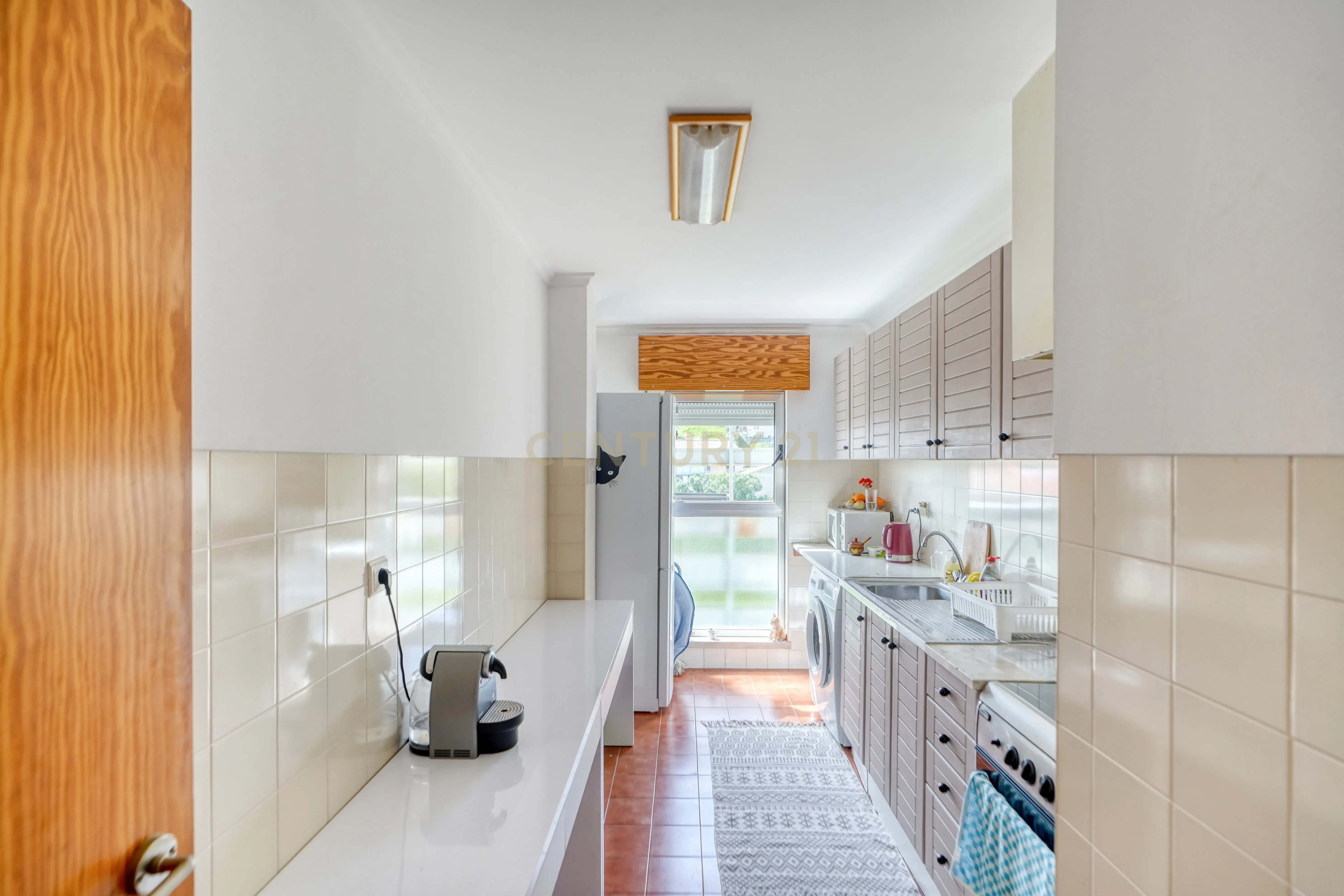 Apartamento T1 com Áreas Generosas e Vista Mar. Único!! - Image 11