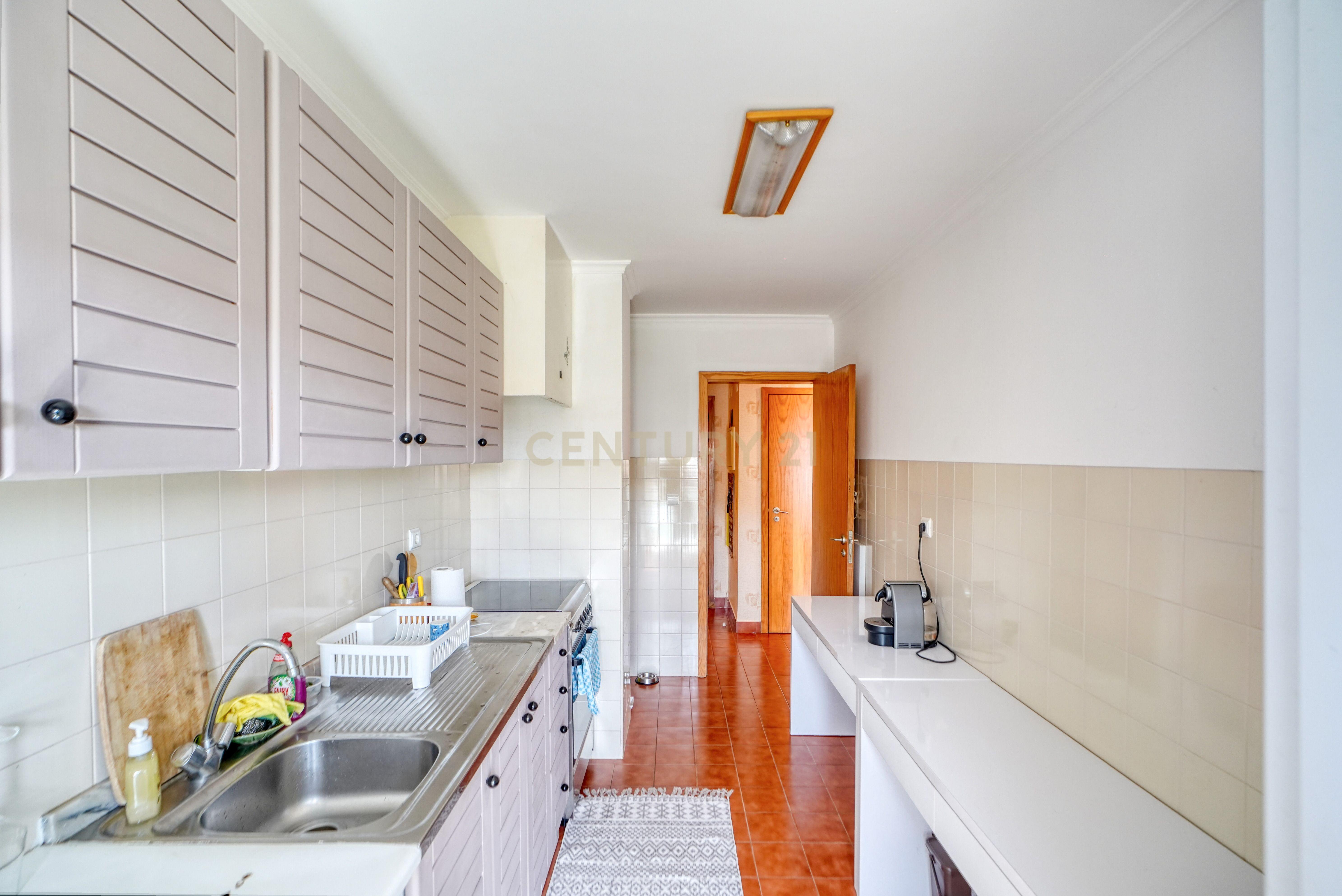 Apartamento T1 com Áreas Generosas e Vista Mar. Único!! - Image 12