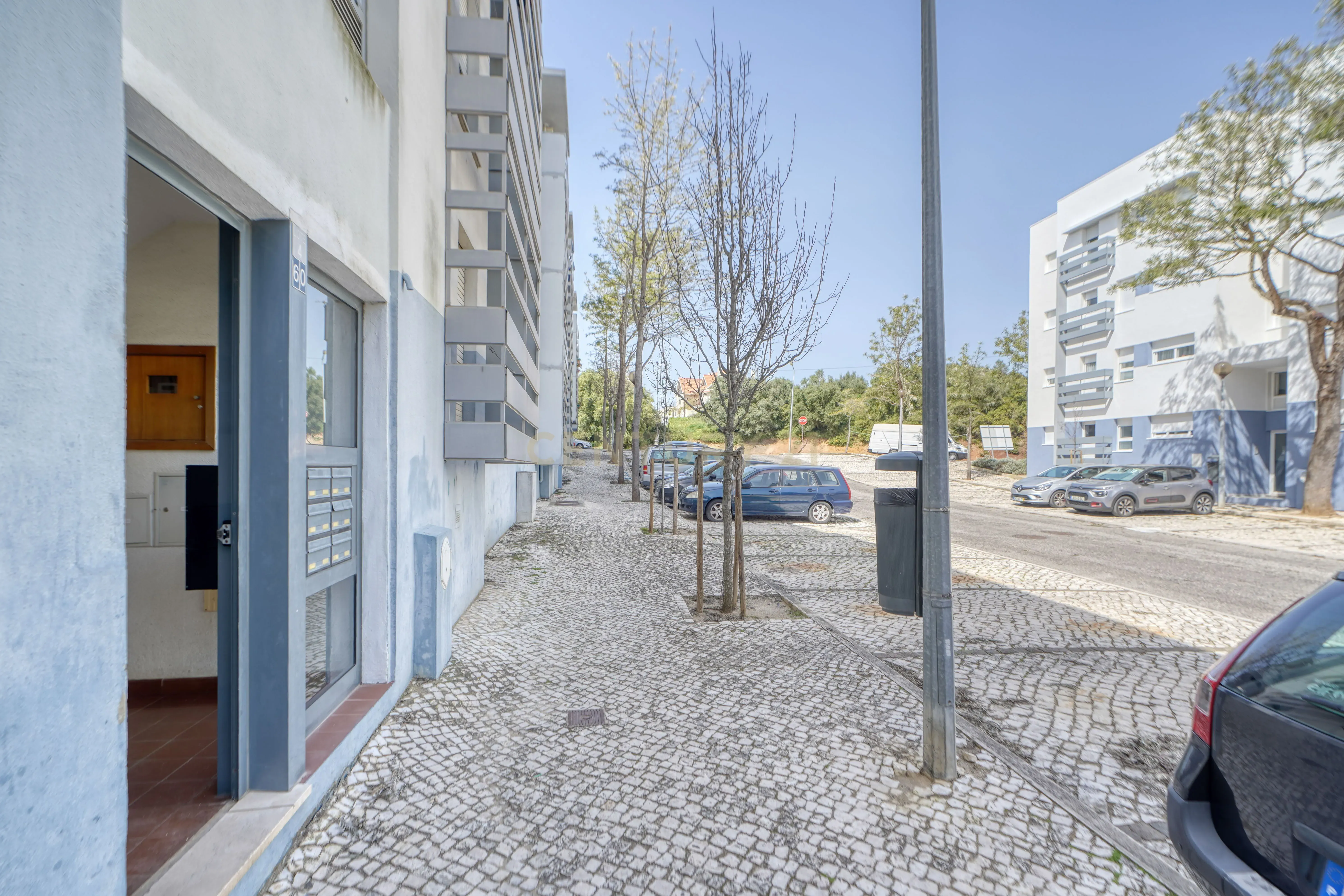 Apartamento T1 com Áreas Generosas e Vista Mar. Único!! - Image 2