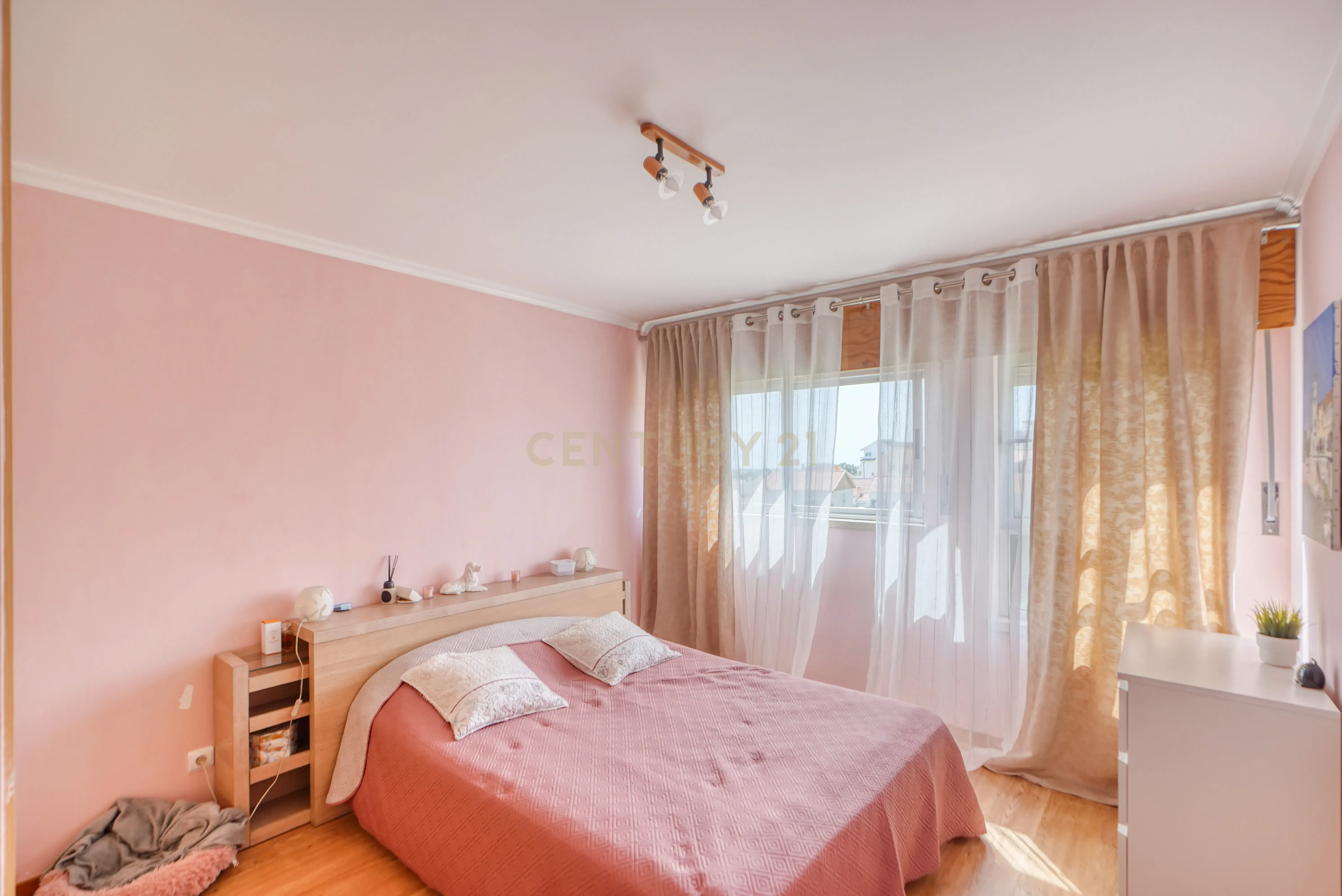 Apartamento T1 com Áreas Generosas e Vista Mar. Único!! - Image 16