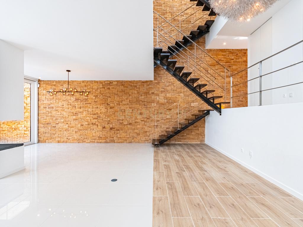 Moradia T3 com 3 Suites e Arquitetura Distinta em Samouco, Alcochete - Image 14