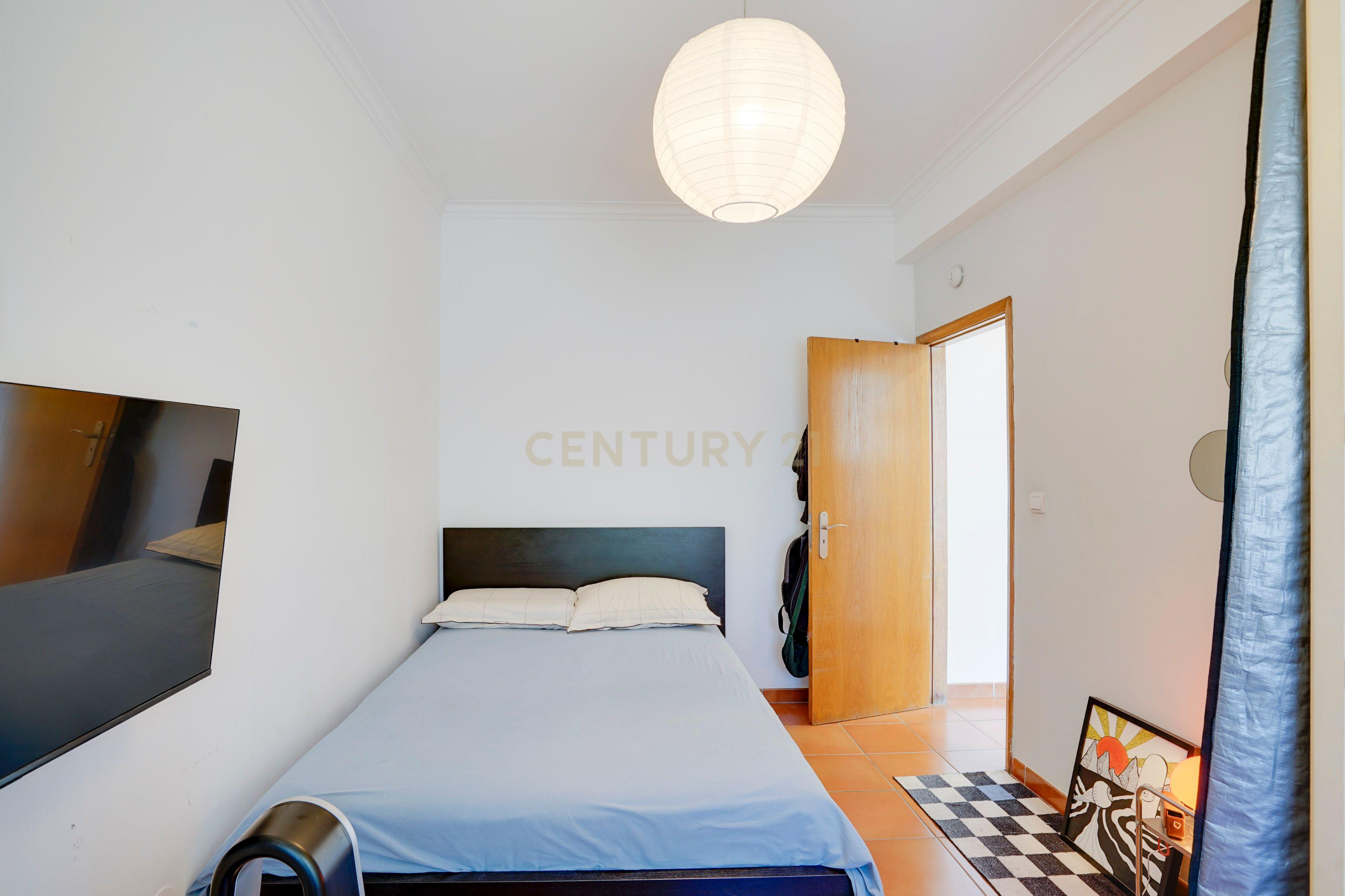 Fotografia 9 de Apartamento T2 em Odivelas, perto de Metro e serviços, Lisboa