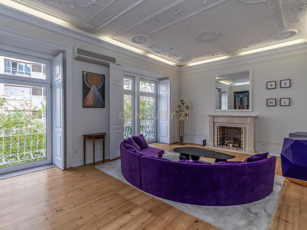 Apartamento Renovado e Mobilado na Av. João Crisóstomo, Lisboa - Image 2