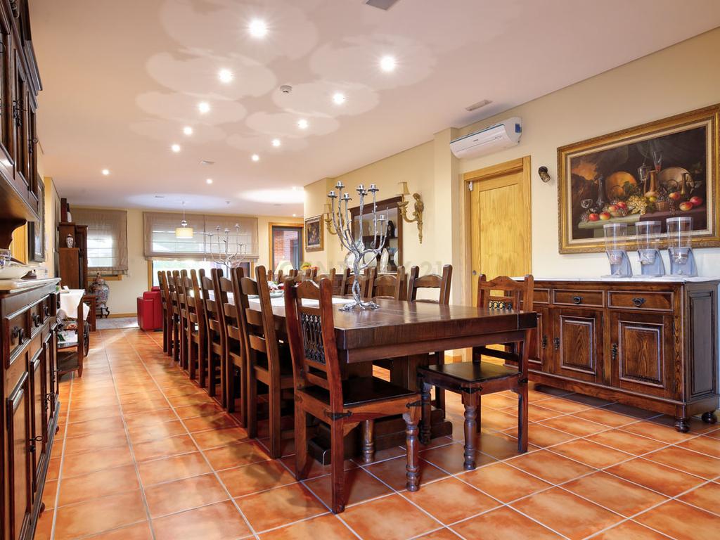 Propriedade T8 com Jardins, Lago e Potencial Alojamento - Localização Premium - Image 14
