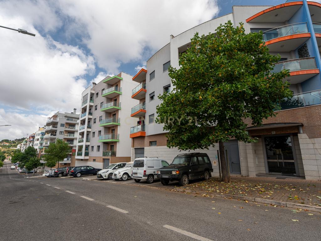 Apartamento de tipologia T3, com 2 varandas, 2 WC e box para 4 viaturas, situado no Jardim da Amoreira - Ramada em Odivelas. - Image 1