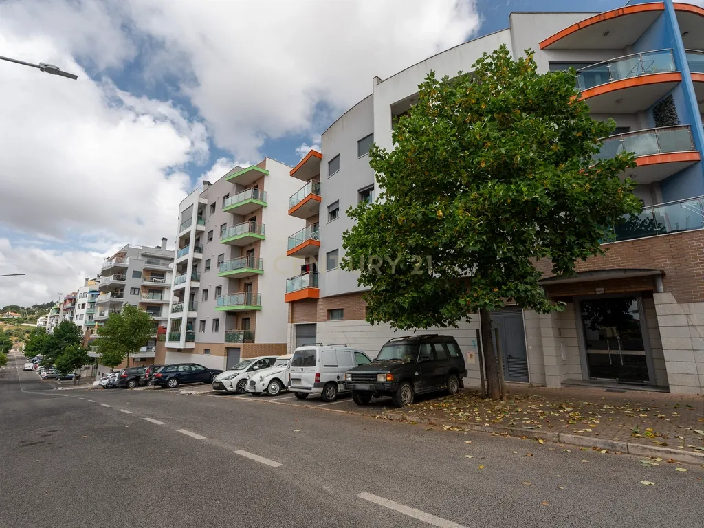 Apartamento de tipologia T3, com 2 varandas, 2 WC e box para 4 viaturas, situado no Jardim da Amoreira - Ramada em Odivelas. - Image 1