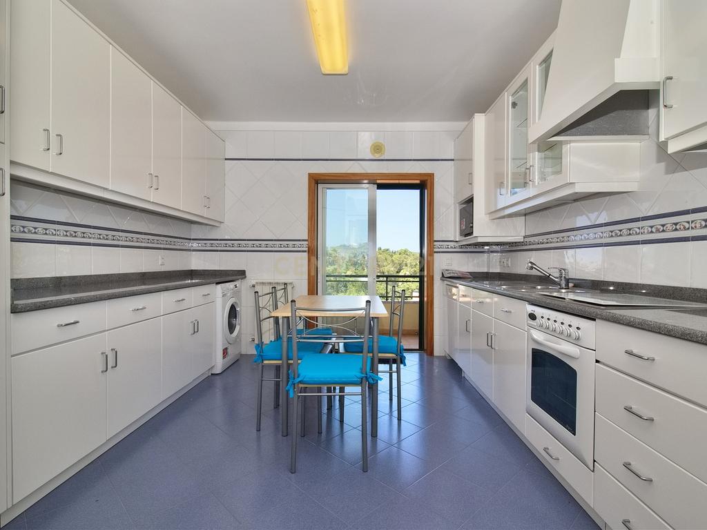 Apartamento T2 Mobilado, com Suíte, Varanda e Elevador em Caparide – São Domingos de Rana - Image 3