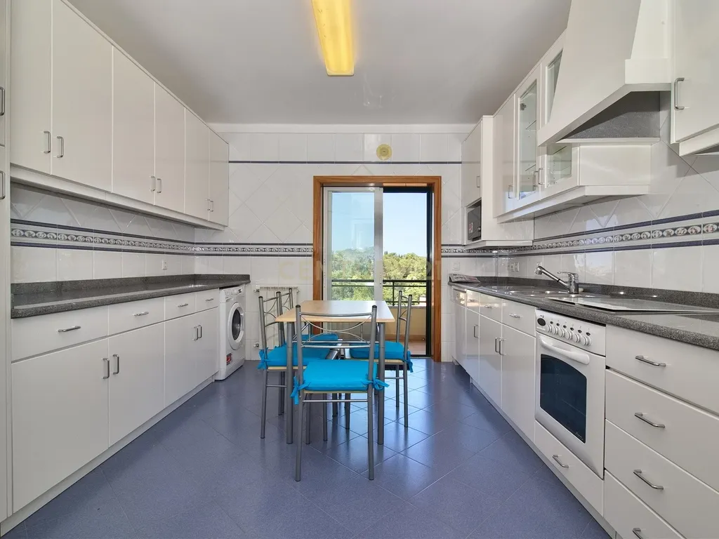 Apartamento T2 Mobilado, com Suíte, Varanda e Elevador em Caparide – São Domingos de Rana - Image 3