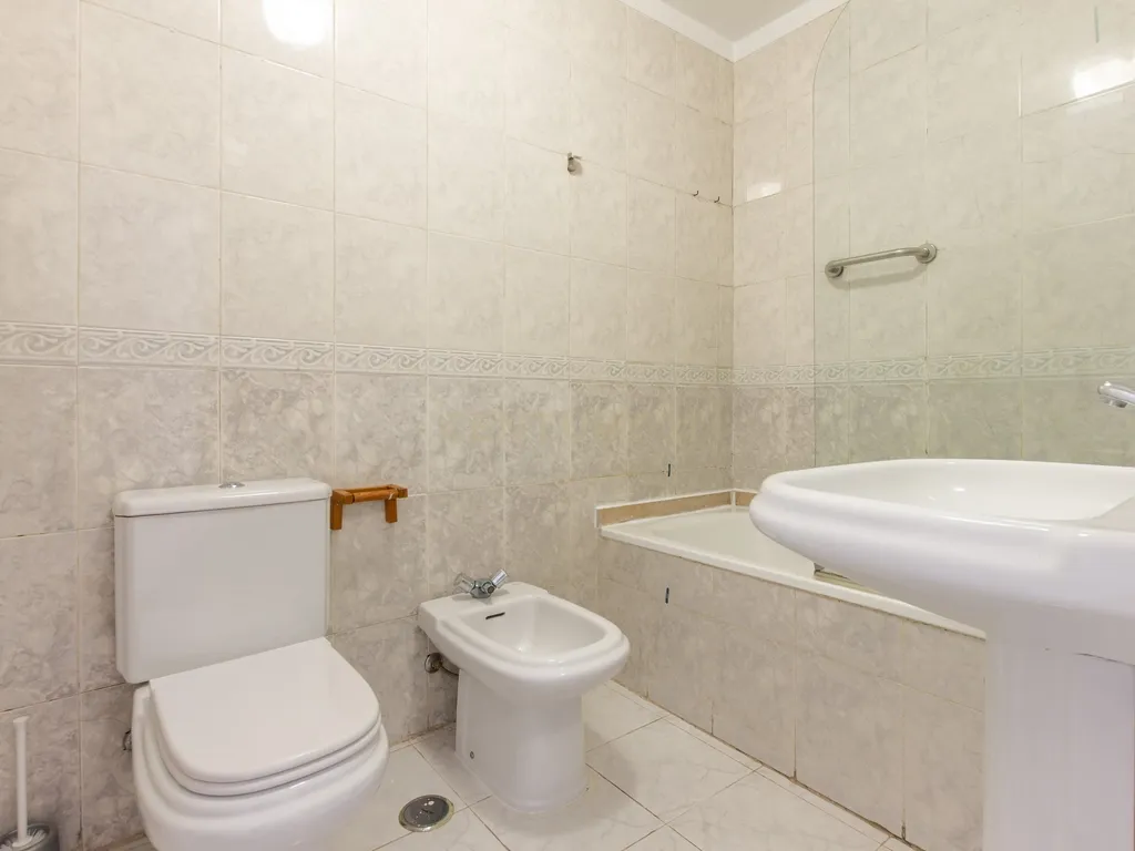 Apartamento T3, Lisboa, com um lugar de parqueamento e arrecadação. Oportunidade Única! - Image 16