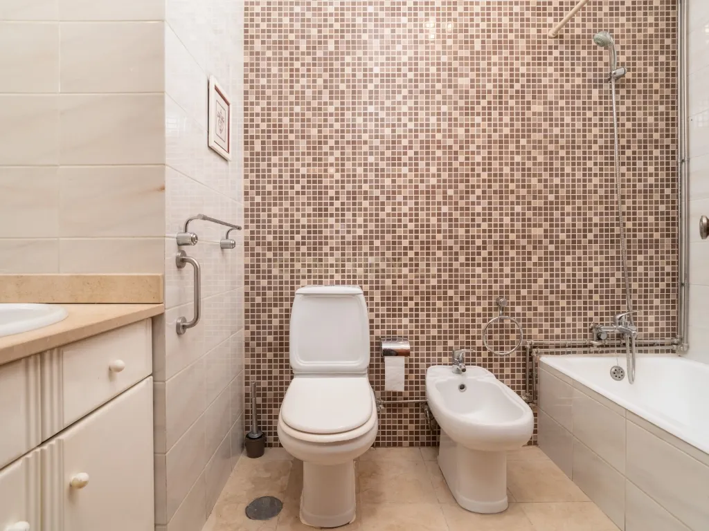Apartamento T4 transformado em T3, com Arrecadação e Garagem – Rua Alves Redol, Porto - Image 28