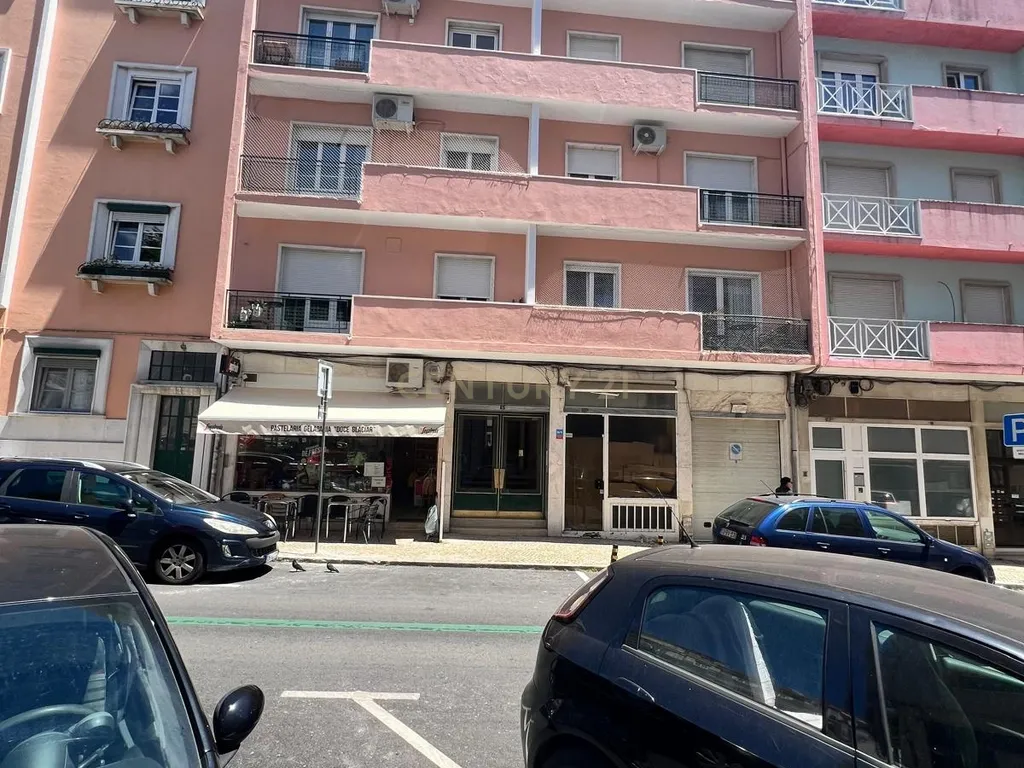 Oportunidade de Investimento em Campo de Ourique – Habitação + Loja Arrendadas com Garagem - Image 5