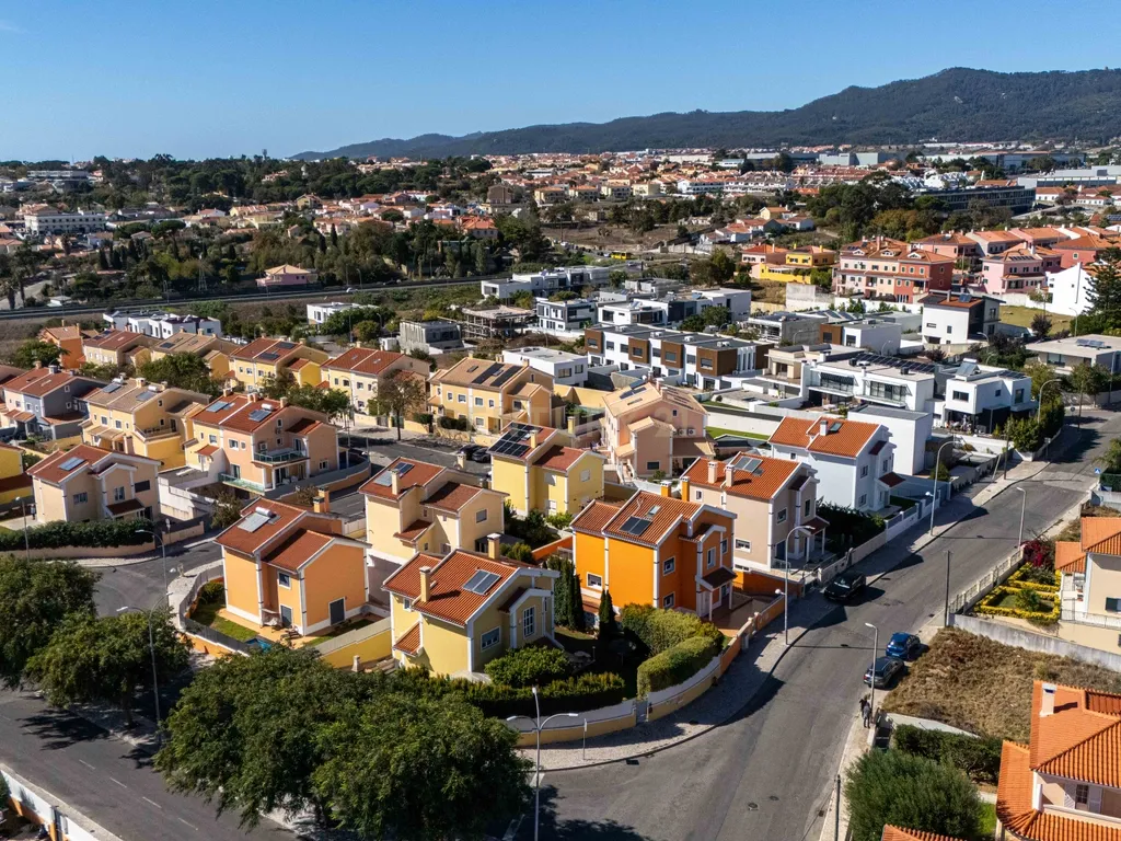 Moradia Independente T4+1 com Piscina, 321 m² de Construção e Garagem para 5 Viaturas | Albarraque, Rio de Mouro - Image 54