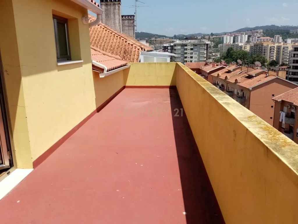 Apartamento T3+1 com logradouro e estacionamento privativos e sótão independente rentabilizado – Bairro Norton de Matos - Coimbra - Image 34