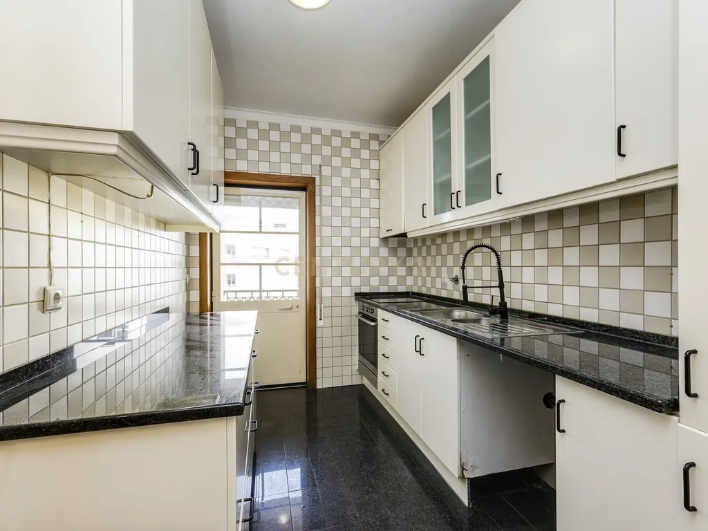 Apartamento T3+Box em Telheiras – Rua Fernando Lopes Graça - Lisboa - Image 9