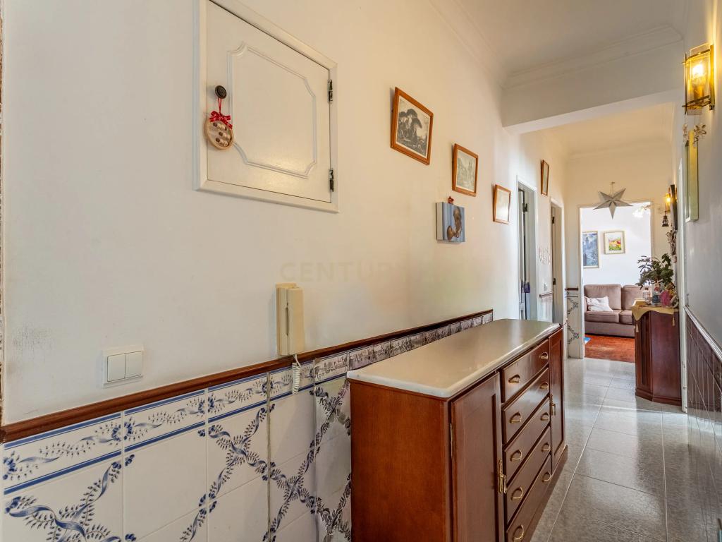Apartamento T3 com garagem Box em Algueirão Mem Martins - Image 3