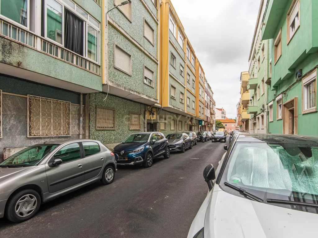 Apartamento T3 com Terraço/ Remodelação Total (Queluz) - Image 34