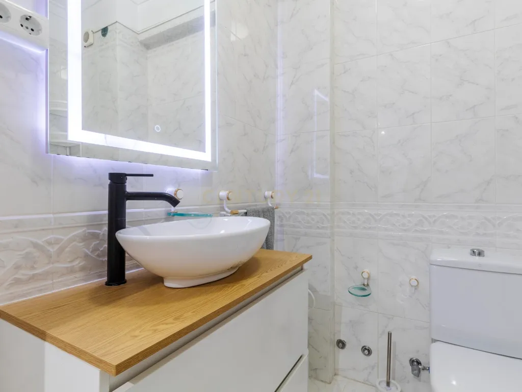Espaçoso T3 na Sobreda com 2 Casas de Banho e Varandas - Image 6