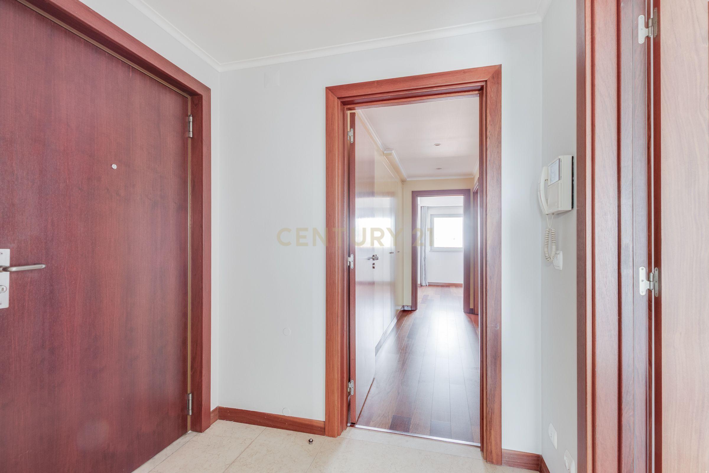Apartamento T2 com Vista Panorâmica em Lisboa - Image 12